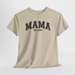 T-shirt in zandkleur met borstprint “MAMA” en “EST. 2022”