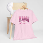 Roze T-shirt met roze “MAMA”-print op de borst, aan een houten hanger