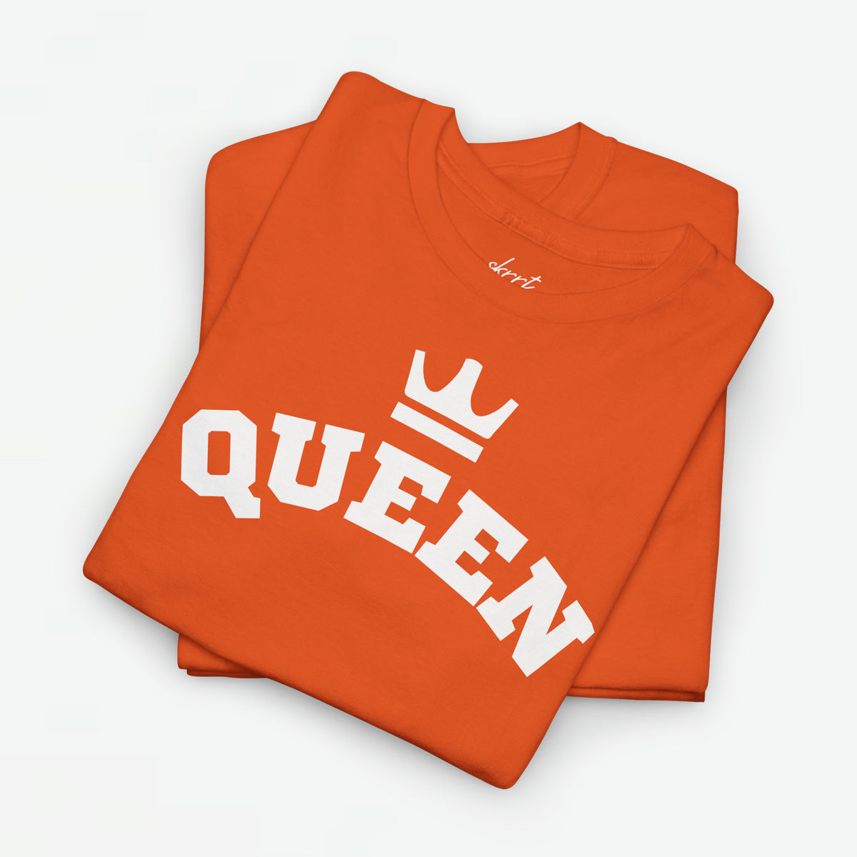 Oranje T-shirt met QUEEN-print en kroon op de borst, opgevouwen/gestapeld