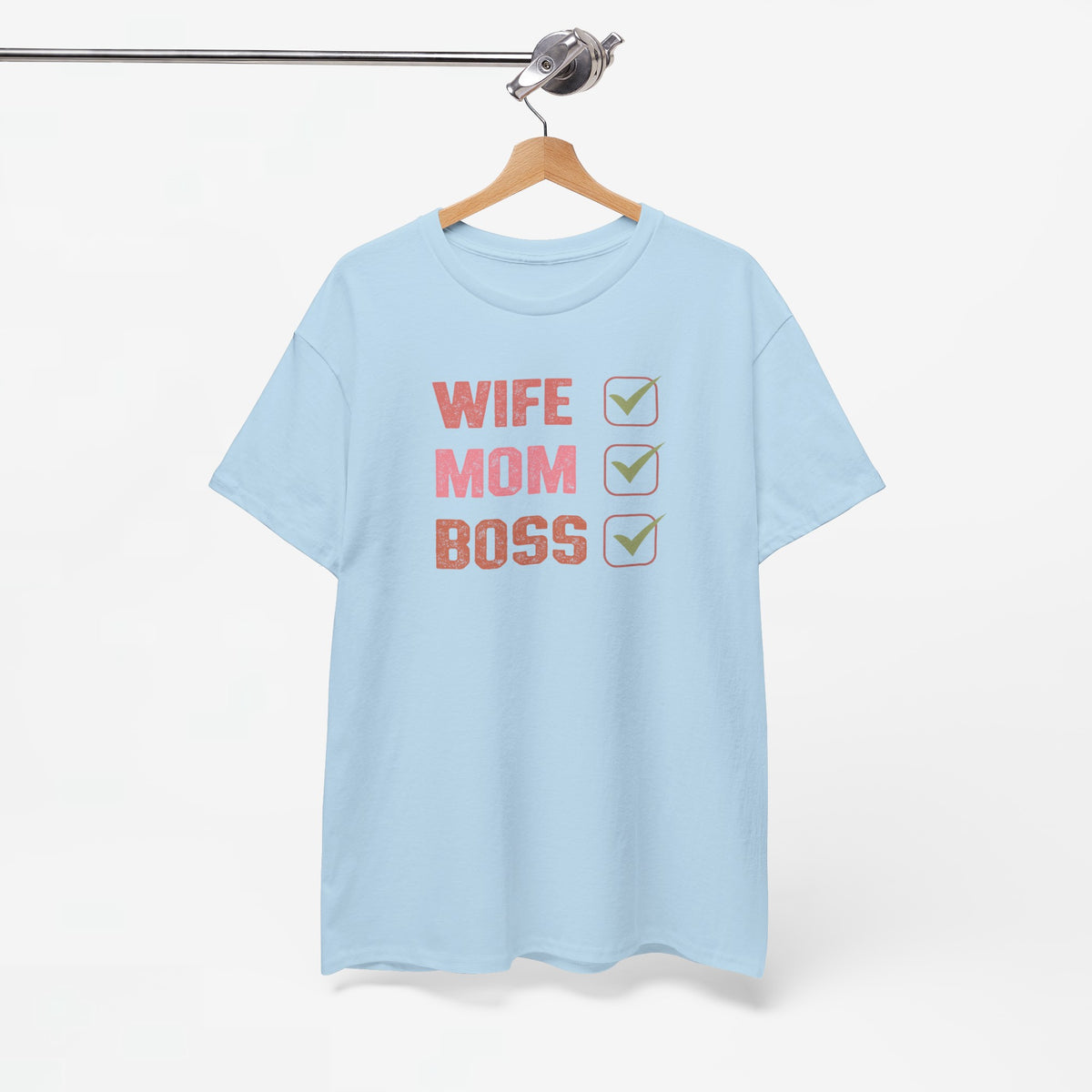 Lichtblauwe T-shirt aan hanger met ronde hals en opdruk “WIFE MOM BOSS” met check-icoontjes.