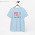 Lichtblauwe T-shirt aan hanger met ronde hals en opdruk “WIFE MOM BOSS” met check-icoontjes.