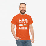 Heren T-shirt oranje op model met witte tekstprint “LAM LEVE DE KONING”