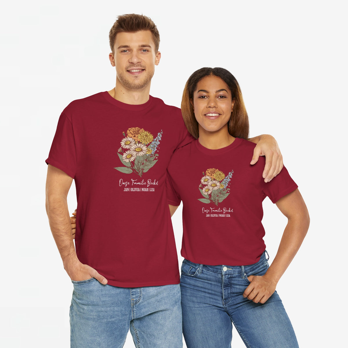 Bordeauxrood T-shirt met bloemenboeketprint en witte tekst, gedragen door twee personen.