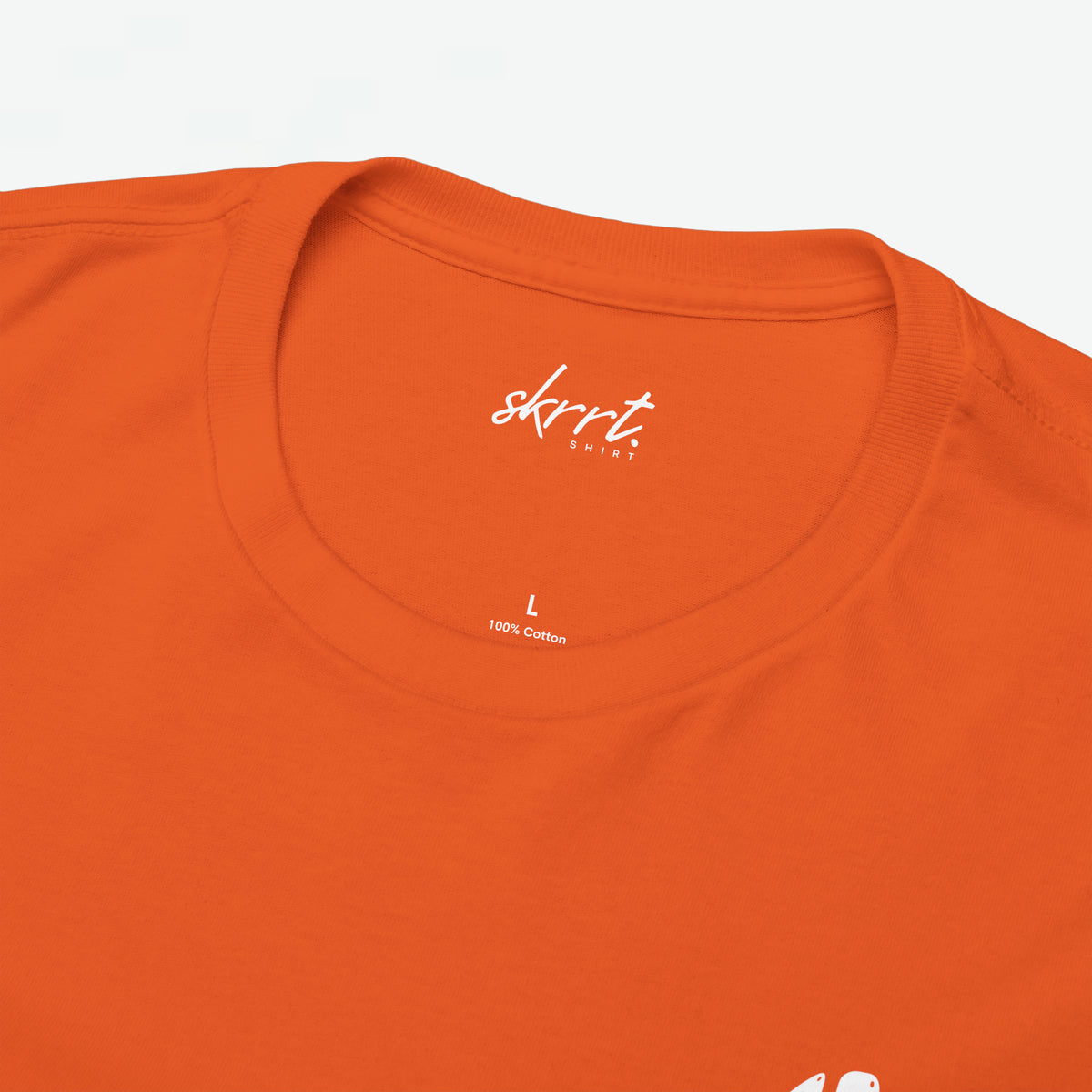 Oranje t-shirt close-up: ronde hals met merkprint op de borst
