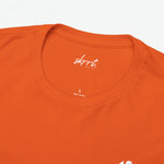 Oranje t-shirt close-up: ronde hals met merkprint op de borst