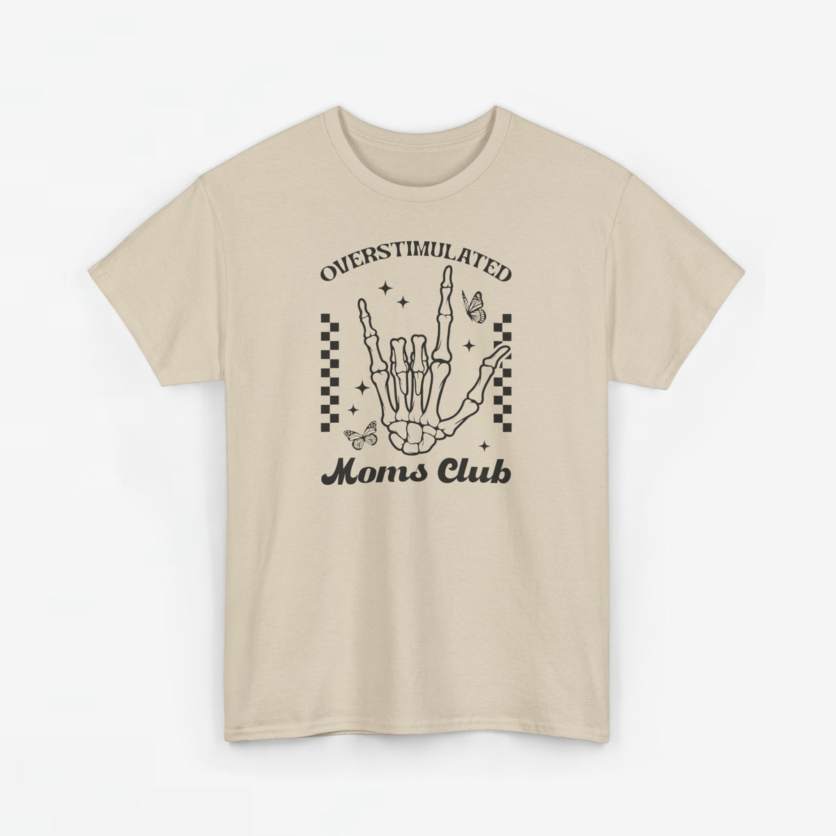 Oversized T-shirt zandkleurig met zwarte hand-illustratie en ‘Moms Club’