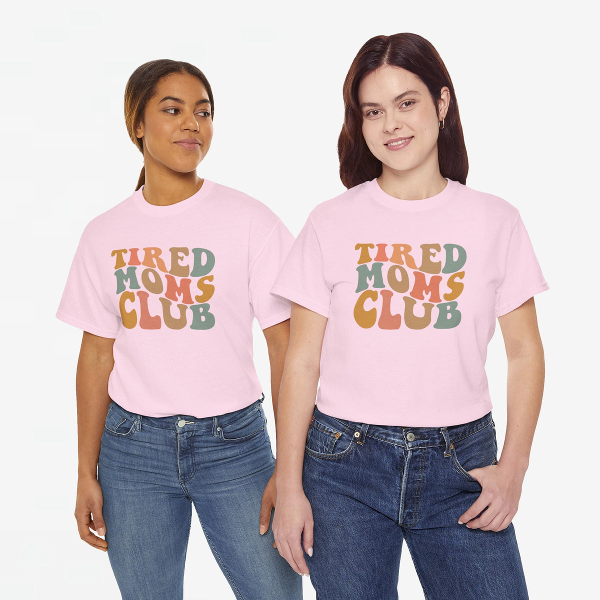 Roze T-shirt met ronde hals en opdruk “Tired Moms Club” op de borst.