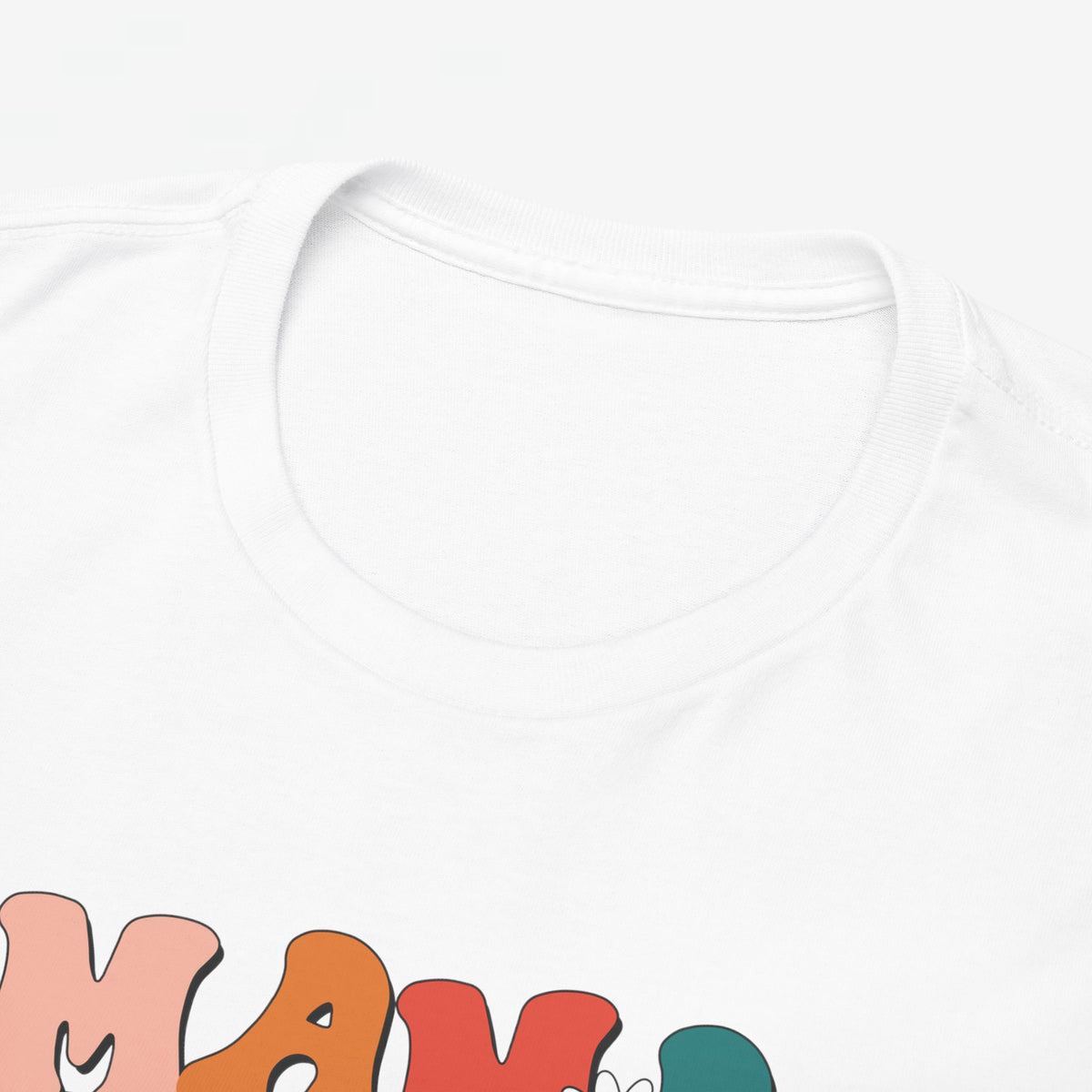 Detail van wit oversized T-shirt: ronde hals en bovenrand van de “MAMA MOMMY MOM BRUH” print.