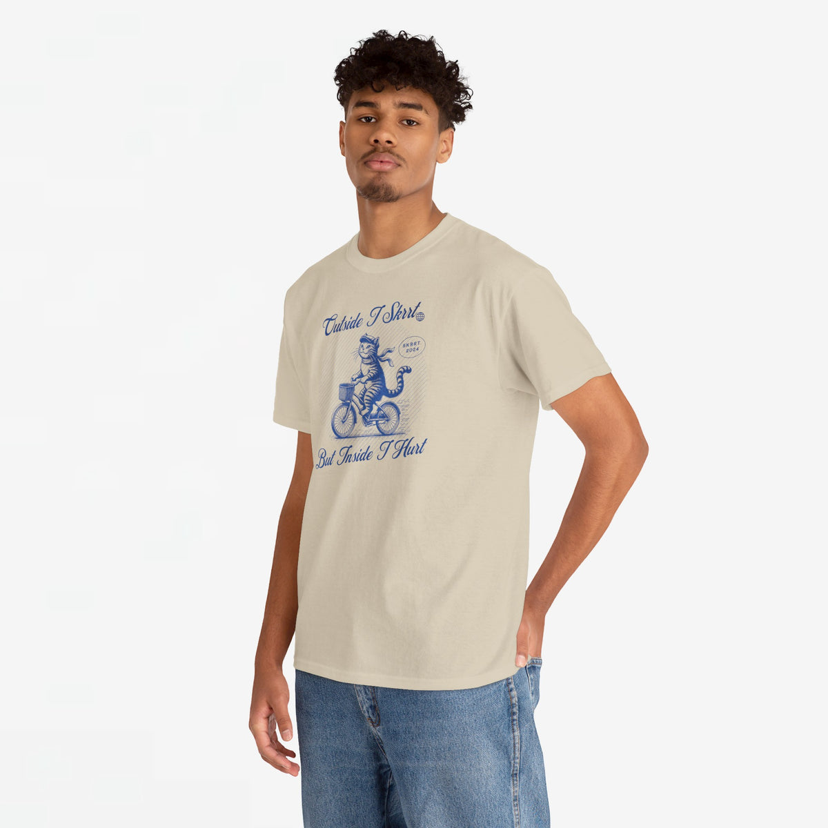Zandkleurig oversized t-shirt met blauwe motorprint en tekst op de voorkant.