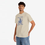 Zandkleurig oversized t-shirt met blauwe motorprint en tekst op de voorkant.