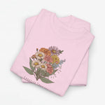 Roze T-shirt met bloemenboeketprint en tekst "FAMILIE JANSEN" op de borst