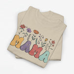 Oversized beige T-shirt met bloemen en kleurrijke 'Mama' opdruk op de borst.
