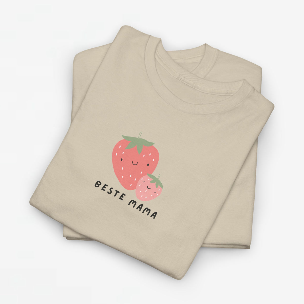 Zandkleurig oversized T-shirt met aardbeienprint en tekst “BESTE MAMA”.