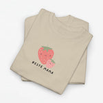Zandkleurig oversized T-shirt met aardbeienprint en tekst “BESTE MAMA”.