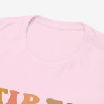 Roze T-shirt met ronde hals en gedeeltelijke 'Tired Moms Club'-print bij de borst.