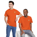 Oranje heren T-shirts met kleine borstprint, gedragen door twee modellen