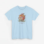 Lichtblauwe t-shirt met bloemenboeketprint en kleine tekst onderaan.