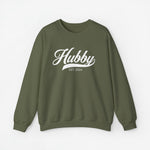 Gepersonaliseerde sweatshirt olijfgroen met opdruk “Hubby” en “EST. 2024” op de borst