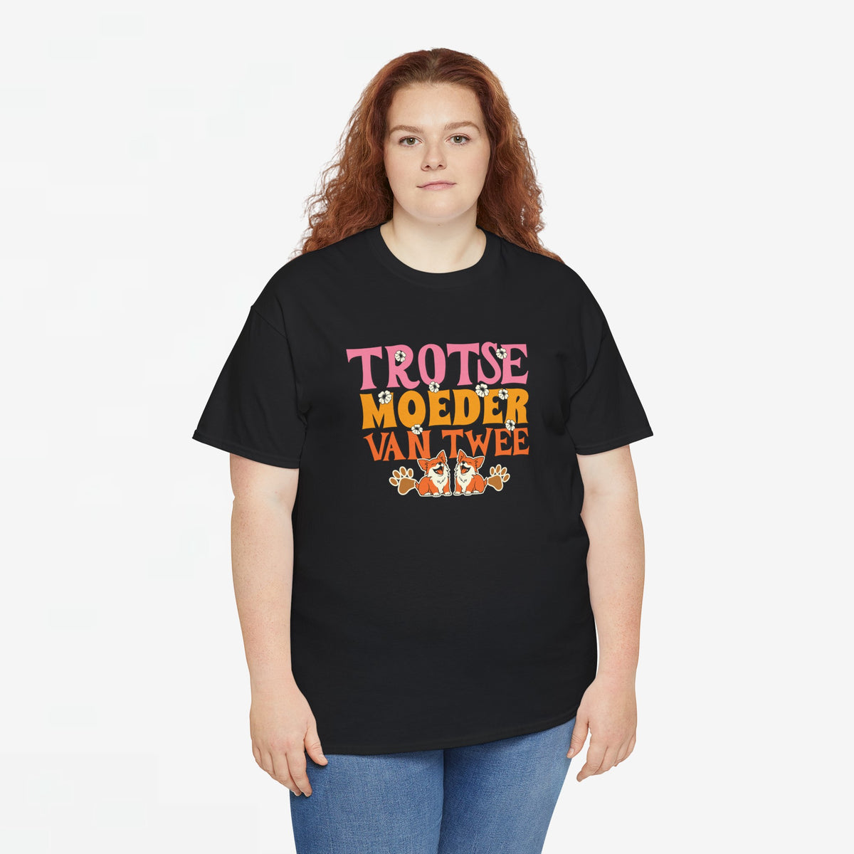 Zwarte oversized T-shirt met ronde hals en borstprint, model in studio-opname.