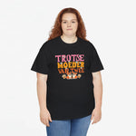 Zwarte oversized T-shirt met ronde hals en borstprint, model in studio-opname.
