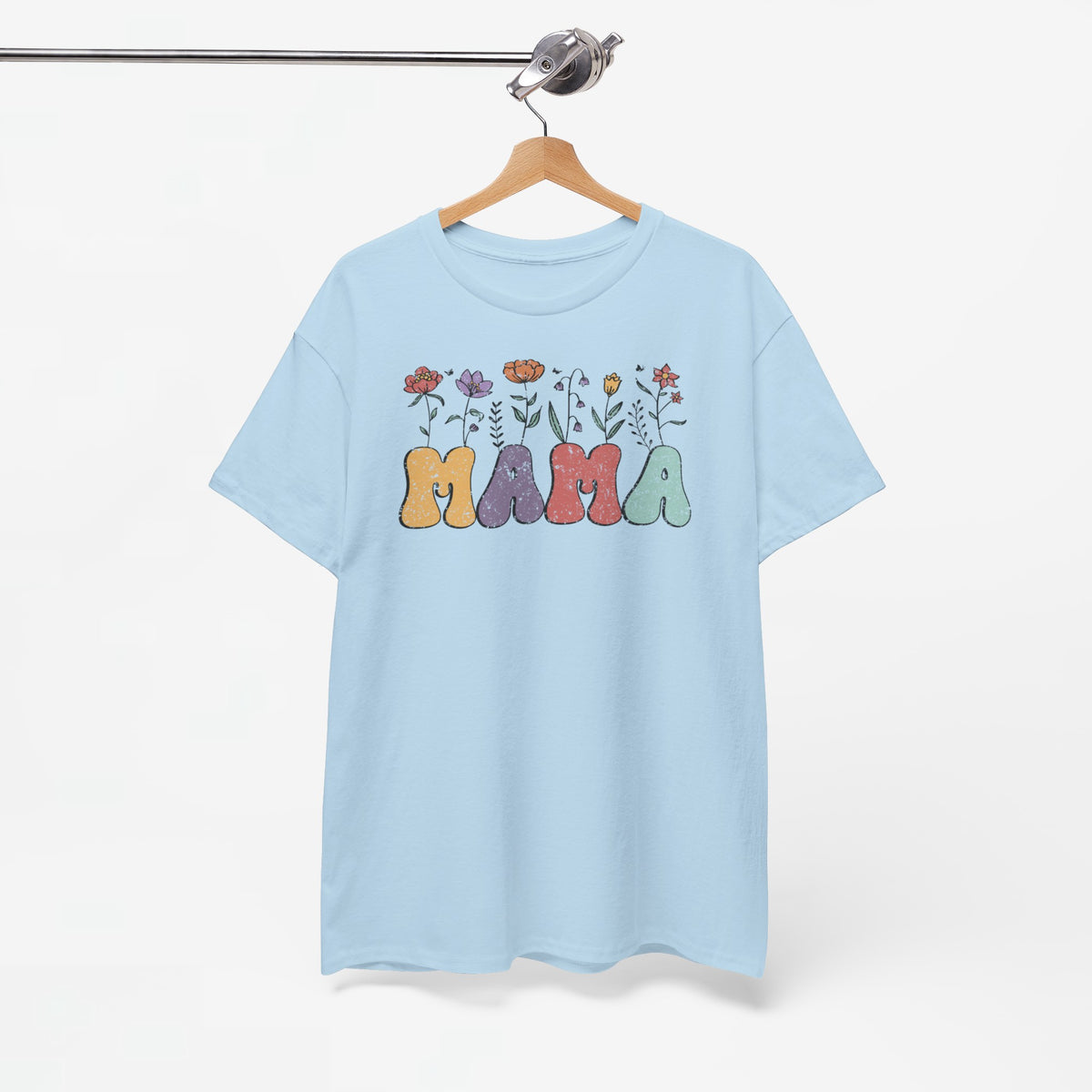 Oversized T-shirt voor mama in lichtblauw aan een houten hanger, met bloemen en MAMA-tekst