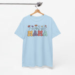Oversized T-shirt voor mama in lichtblauw aan een houten hanger, met bloemen en MAMA-tekst