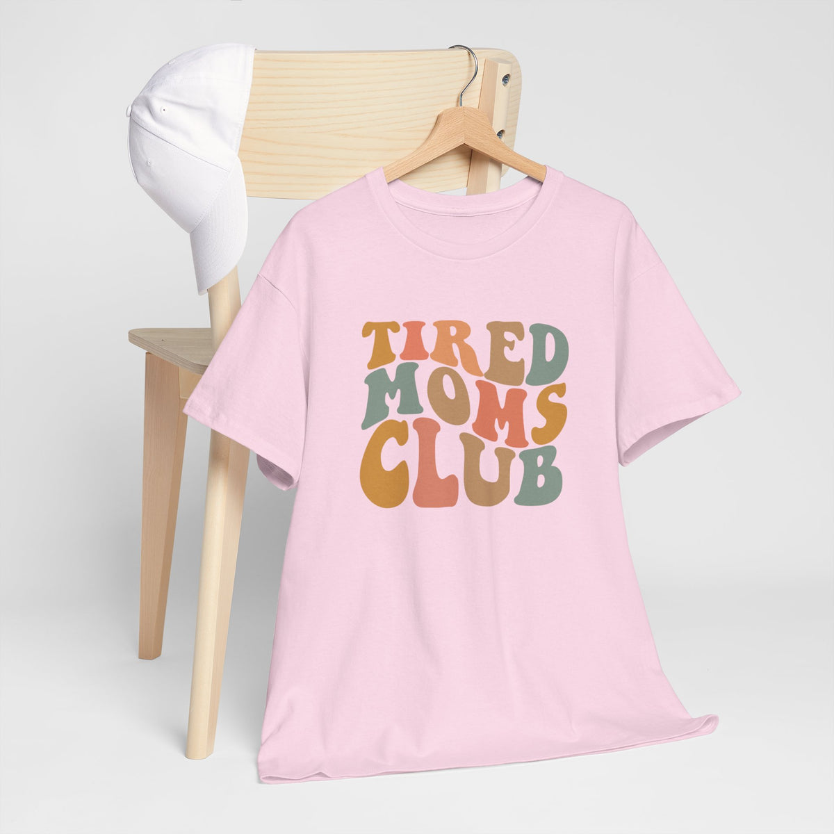 Roze oversized T-shirt met ronde hals en 'Tired Moms Club' print op borst.