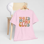 Roze oversized T-shirt met ronde hals en 'Tired Moms Club' print op borst.