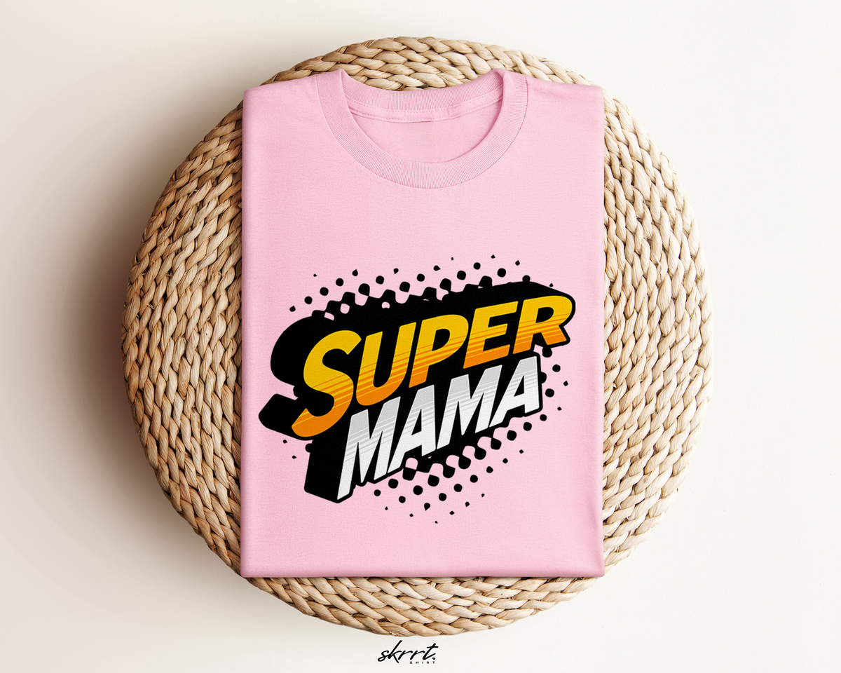 Roze T-shirt, plat opgevouwen, met “Super Mama” opdruk in geel en zwart