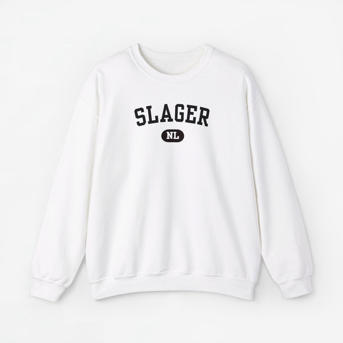Witte trui met lange mouwen en borstprint “SLAGER” met klein “NL” logo.