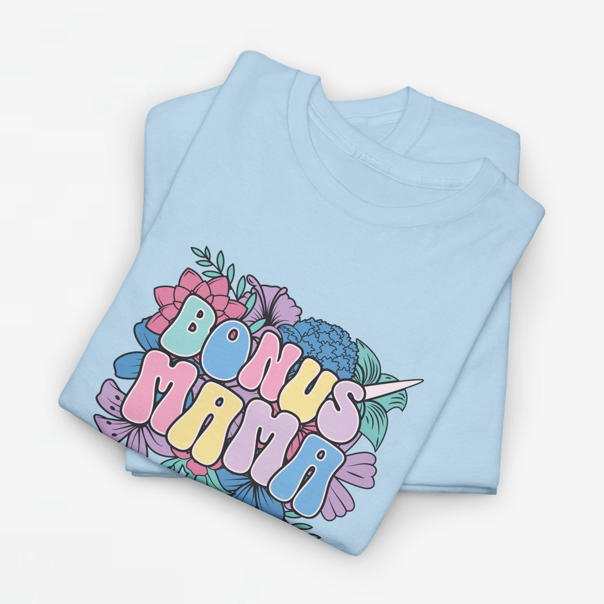 Lichtblauw oversized T-shirt met bloemenprint en kleurrijke tekst “BONUS MAMA” op de borst.