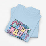 Lichtblauw oversized T-shirt met bloemenprint en kleurrijke tekst “BONUS MAMA” op de borst.
