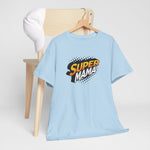 Lichtblauwe T-shirt met 'Super Mama' borstprint, op kledinghanger.