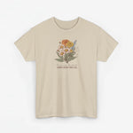 Beige T-shirt met bloemenboeketprint op de borst, met blaadjes en siertekst