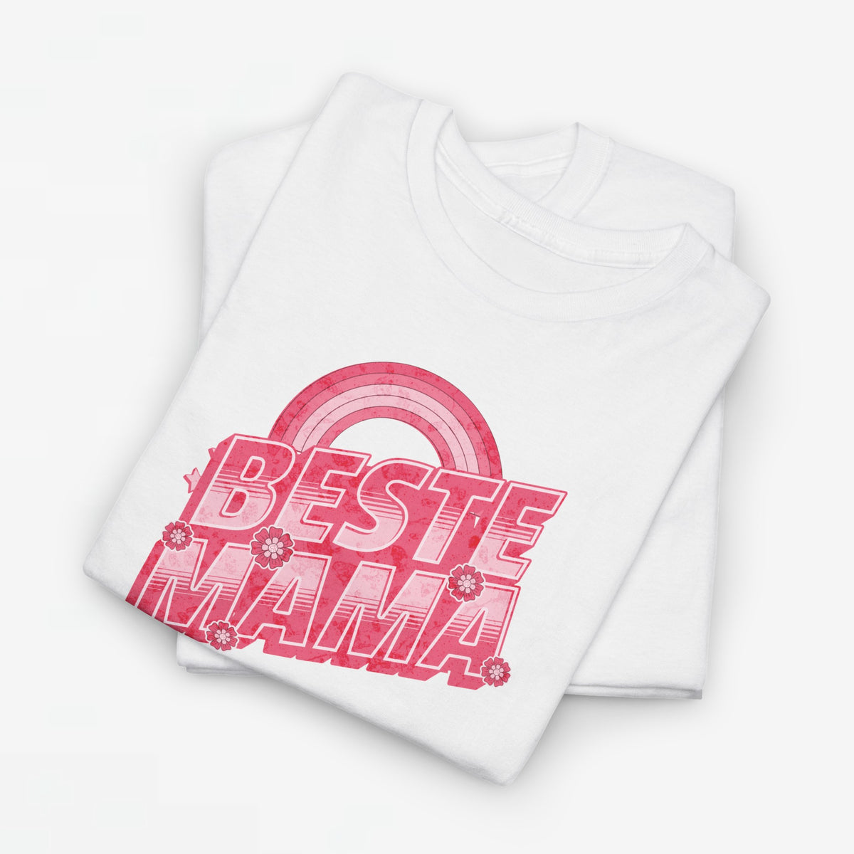 Wit oversized t-shirt met grote opdruk “BESTE MAMA” en regenboogcirkel