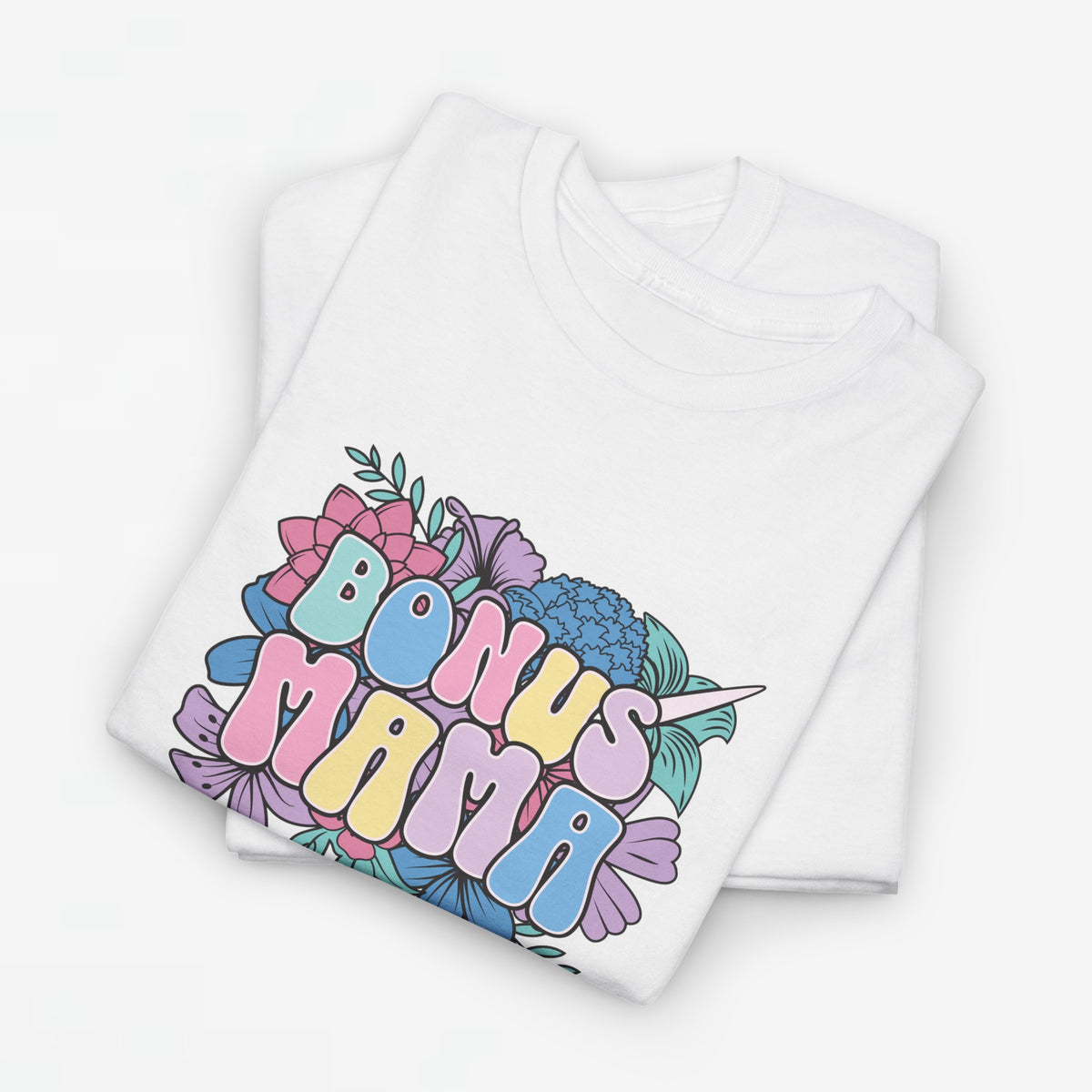 Wit oversized T-shirt met bloemenprint en kleurrijke tekst “BONUS MAMA” op de borst.