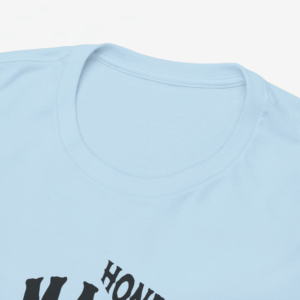 Close-up van lichtblauw t-shirt met ronde hals en deel van “Honden Mama”-opdruk