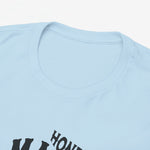Close-up van lichtblauw t-shirt met ronde hals en deel van “Honden Mama”-opdruk