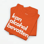 Oranje oversized T-shirt, gevouwen met grote witte tekst 'kan alcohol bevatten.'