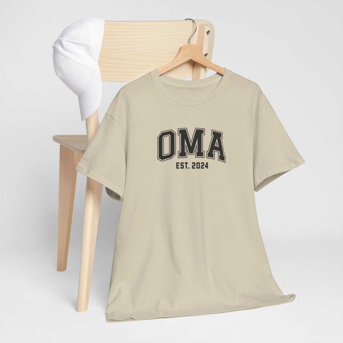 Zandkleurig T-shirt met opdruk “OMA EST. 2024”, ronde hals en korte mouwen