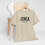 Zandkleurig T-shirt met opdruk “OMA EST. 2024”, ronde hals en korte mouwen