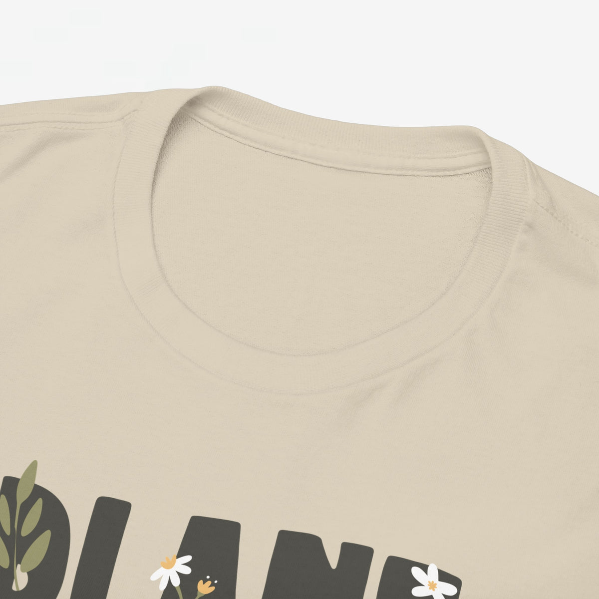 Zandkleurig t-shirt met ronde hals; detail van de boord en halsnaad.