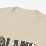 Zandkleurig t-shirt met ronde hals; detail van de boord en halsnaad.
