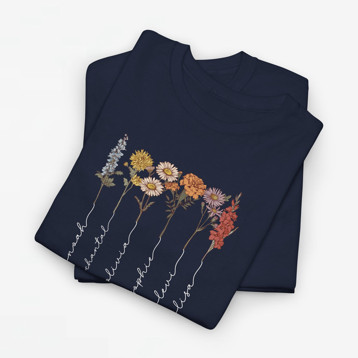 Navy t-shirt met bloemenprint en witte sierlijke namen, front opgevouwen