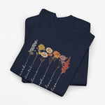 Navy t-shirt met bloemenprint en witte sierlijke namen, front opgevouwen