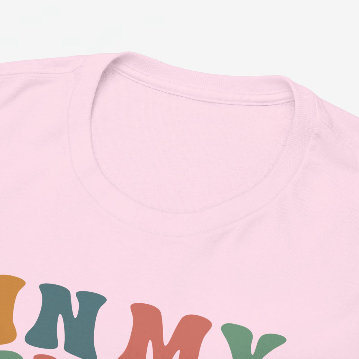 Roze T-shirt kraag met ronde hals en deels zichtbare kleurenprint op de borst.