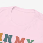 Roze T-shirt kraag met ronde hals en deels zichtbare kleurenprint op de borst.