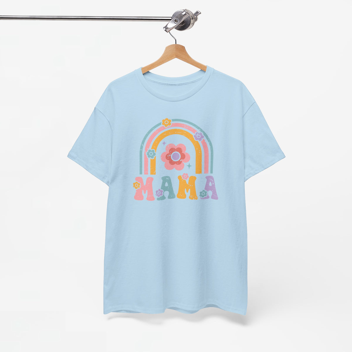 Lichtblauw T-shirt aan kleerhanger, regenboogboog met bloemen en 'MAMA'