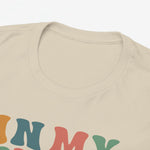 Detailopname beige T-shirt hals met ronde kraag en rand van de kleurrijke print