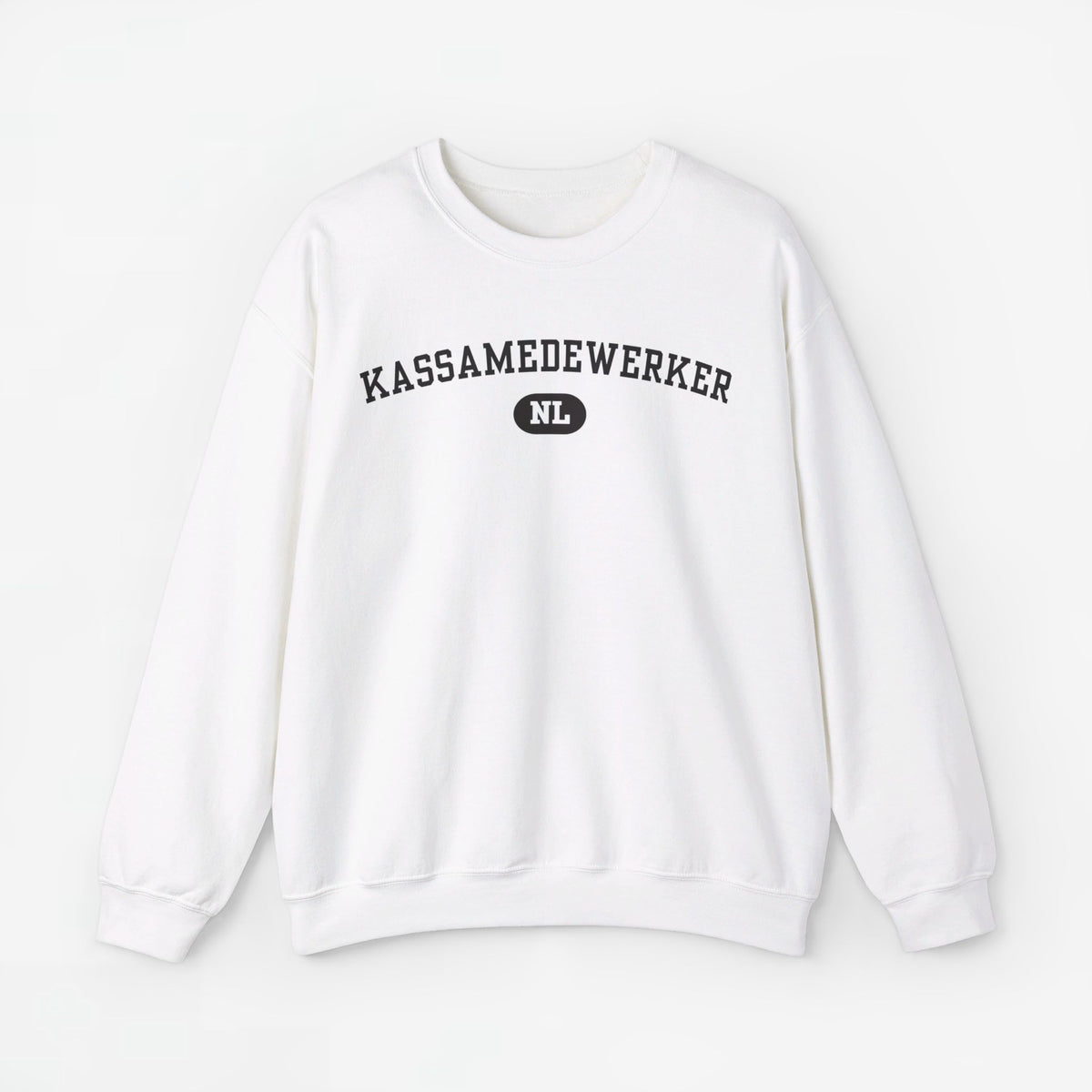 Witte trui met lange mouwen en borstprint 'KASSAMEDewerker' met NL-icoon